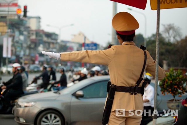 Thời điểm mọi người chuẩn bị được nghỉ ngơi, sum họp đón Tết cùng gia đình cũng là lúc các chiến sĩ phải căng mình làm việc.