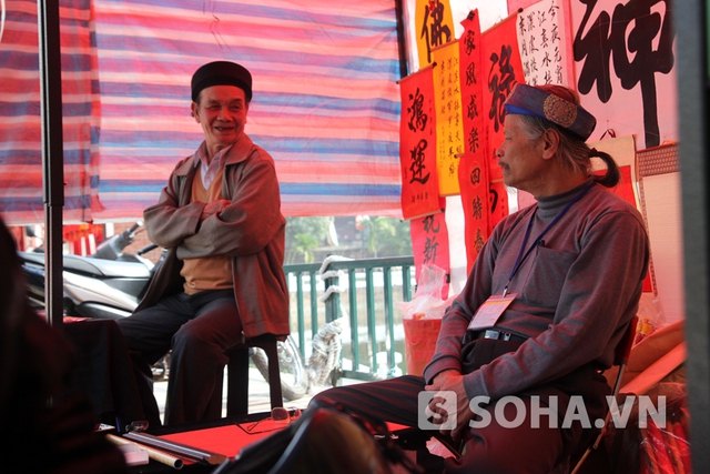 Trong khuôn viên Hồ Văn, chỉ lác đác một vài ông đồ chịu ngồi lại.