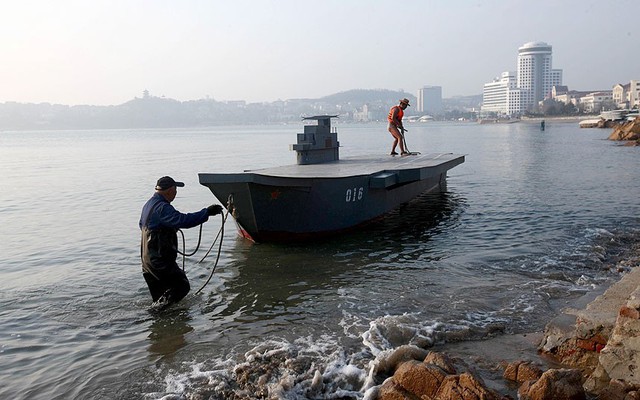 Ông Wen Yuzhu, 80 tuổi, đã tự xây dựng mô hình tàu sân bay ở Thanh Đảo, Trung Quốc. Tàu sân bay mô tình được cải tiến từ một chiếc tàu nhỏ với chiều dài 12m, rộng 3m và có thể chở theo 20 người.