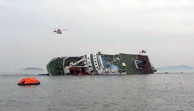Hai chiếc trực thăng cứu hộ bay trên chiếc tàu phà chở theo khoảng 450 người bị chìm ngoài khơi bờ biển phía tây nam Hàn Quốc.  Hiện tại, hơn 300 người vẫn mất tích.