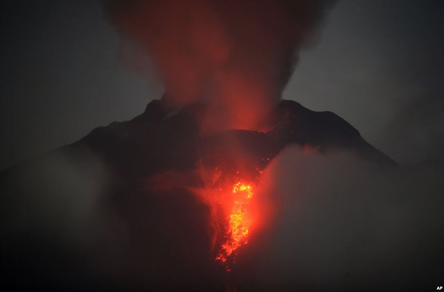 Núi lửa Sinabung phun trào tro bụi và dung nham nóng ở North Sumatra, Indonesia.