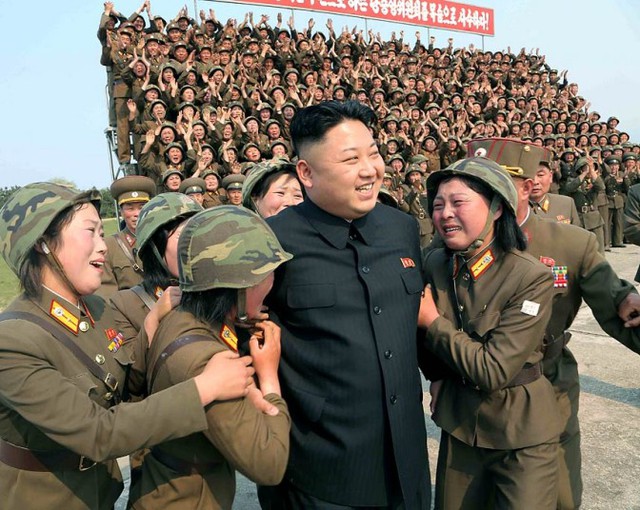 Nhà lãnh đạo Triều Tiên Kim Jong-un được vây quanh bởi các binh sĩ thuộc một đơn vị pháo binh ở miền nam tỉnh Kangwon.
