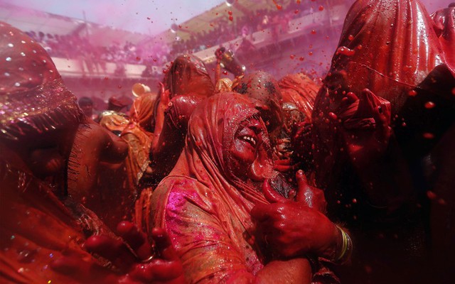 Mọi người nhảy múa trong lễ hội Holi của đạo Hindu tại ngôi đền Dauji ở thành phố Mathura, Ấn Độ.