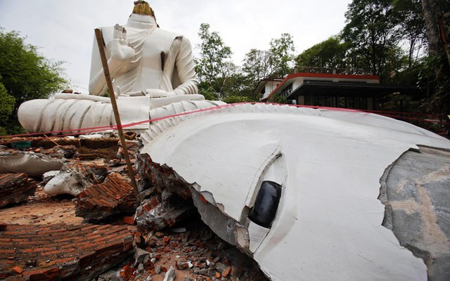 Một bức tượng Phật tại ngôi chùa Udomwaree ở Chiang Rai, Thái Lan, bị phá hủy bởi trận động đất mạnh 6 độ richter xảy ra ở miền bắc nước này.