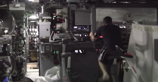 Các tàu ngầm cũng có một phòng thể dục nhỏ với một hoặc hai máy tập, giúp thủy thủ giữ phom trong thời gian trên tàu.