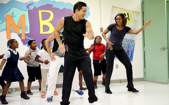 Phu nhân Tổng thống Mỹ Michelle Obama tham gia lớp dạy nhảy Zumba tại Miami, Florida, Mỹ.