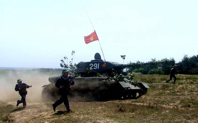 T-34/85 huấn luyện cùng với Hải quân