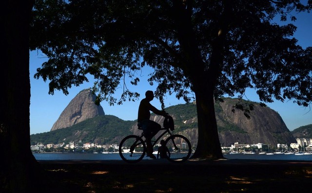 Một người đàn ông đạp xe trên đồi Sugar Loaf ở Rio de Janeiro, Brazil.
