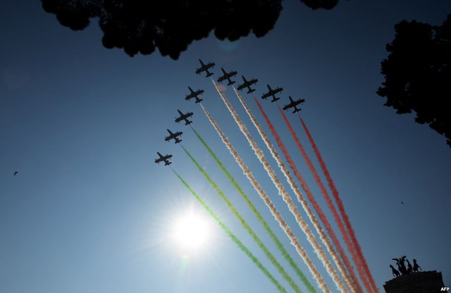Phi đội Frecce Tricolori của Không quân Italia bay biểu diễn phun khói hình quốc kỳ Italia trong buổi lễ chào mừng ngày thống nhất ở Rome.