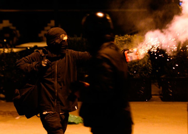 Người biểu tình tấn công cảnh sát bằng pháo ở Madrid, Tây Ban Nha.
