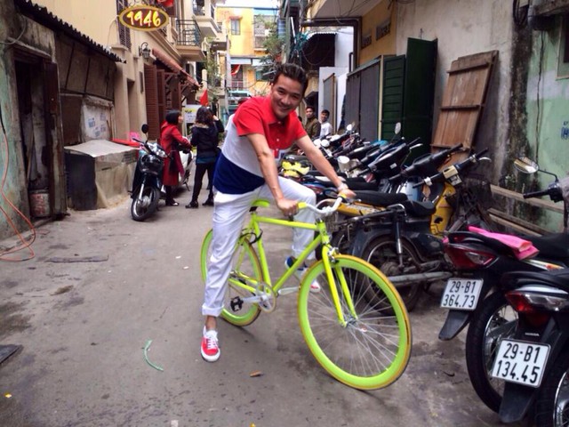 Trên trang cá nhân của mình, Đàm Vĩnh Hưng cũng chia sẻ một số bức ảnh tương tự và cả hình ảnh anh đang tạo dáng bên chia xe đạp màu xanh cốm