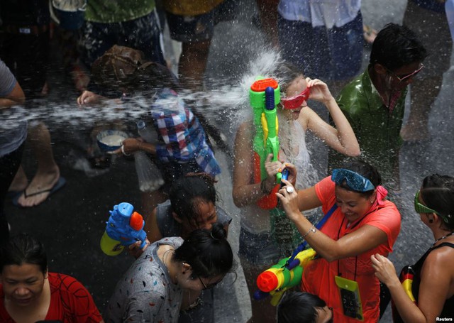 Mọi người phun nước vào nhau trong lễ hội Songkran ở Bangkok, Thái Lan.