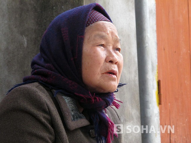 Cụ Nguyễn Thị Đừng (86 tuổi), mẹ của nạn  nhân Bùi Văn Xào vẫn chưa yên lòng khi thi thể của con trai chưa tìm thấy.
