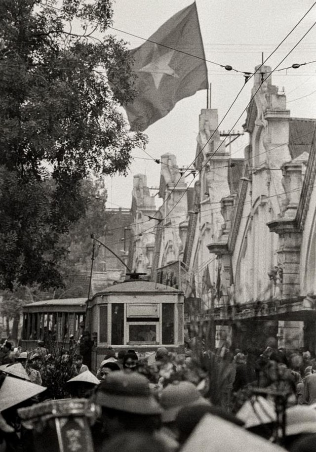Những chiếc tàu điện chạy qua lại tấp nập trên chợ Đồng Xuân. Tiếng còi xe giờ chỉ còn trong ký ức người Hà Nội.