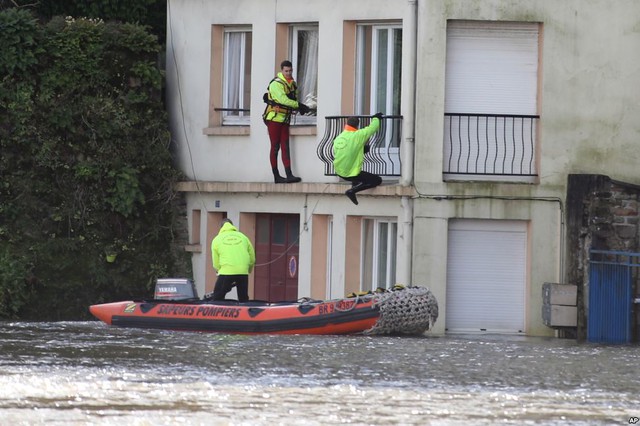 Các nhân viên cứu hộ đang nỗ lực giúp đỡ những người mắc kẹt trong các ngôi nhà ngập lụt ở Quimperle, Pháp.