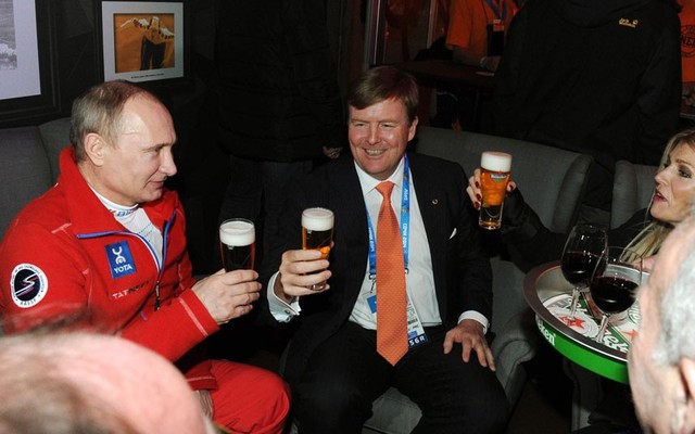 Tổng thống Nga Vladimir Putin uống bia cùng với Vua Hà Lan Willem-Alexander và Hoàng hậu Maxima tại Sochi, Nga.