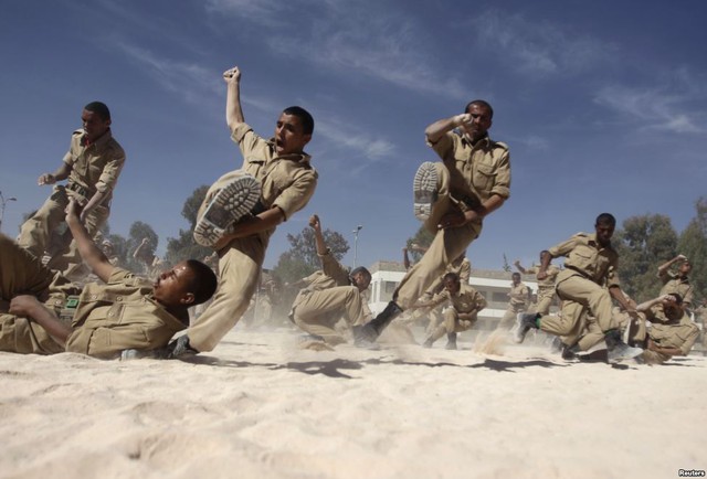 Các tân binh của cảnh sát quân sự Yemen luyện tập trong doanh trại ở Sana'a.