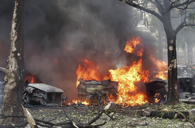Những chiếc ô tô bốc cháy dữ dội sau vụ đánh bom tại bãi đỗ xe của một đồn cảnh sát ở huyện Hat Yai, tỉnh Songkhla, Thái Lan.