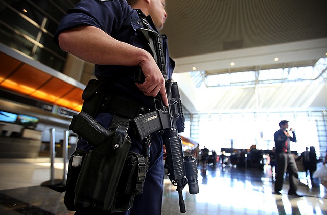 Cảnh sát được trang bị vũ khí hạng nặng đứng bảo vệ tại sân bay quốc tế Los Angeles, Mỹ.