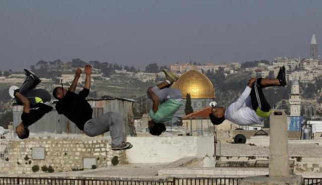 Các thanh niên người Palestin luyện tập parkour tại phố cổ ở Jerusalem.