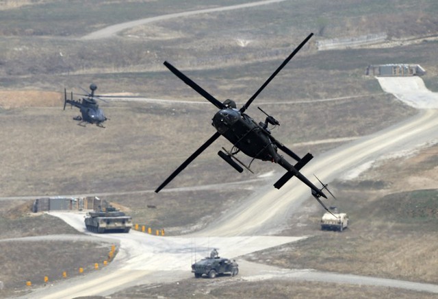 Máy bay trực thăng OH-58D Kiowa Warrior của quân đội Mỹ tham gia cuộc tập trận bắn đạn thật tại thao trường ở Pocheon, Hàn Quốc.