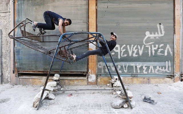 Trẻ em chơi đánh đu tại quận al-Myassar của thành phố Aleppo, Syria.