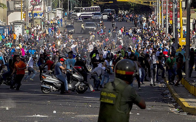 Lực lượng an ninh Venezuela cố gắng ngăn chặn người biểu tình trên đường phố ở thủ đô Caracas.
