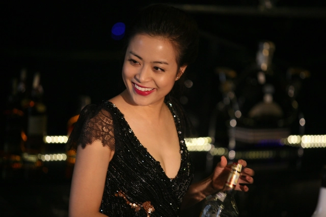  	Trong chương trình này, Hoàng Thùy Linh được thử nghiệm vai trò 1 nhân viên pha chế đồ uống.