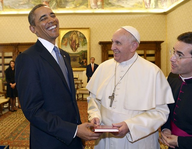 Giáo hoàng Francis và Tổng thống Mỹ Barack Obama cười vui vẻ khi tặng quà cho nhau tại Vatican.
