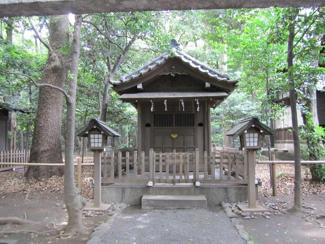Motomiya là một đền nhỏ nằm ở phía nam của nhà nguyện chính. Nó được dựng lên lần đầu tiên tại Kyoto nhằm tưởng nhớ tới những người đã hi sinh trong thời kì đầu tiên của nội chiến Nhật Bản trong thời Minh Trị Duy Tân. 7 năm sau đó, năm 1931, nó được di dời về khuôn viên đền Yasukuni, 
