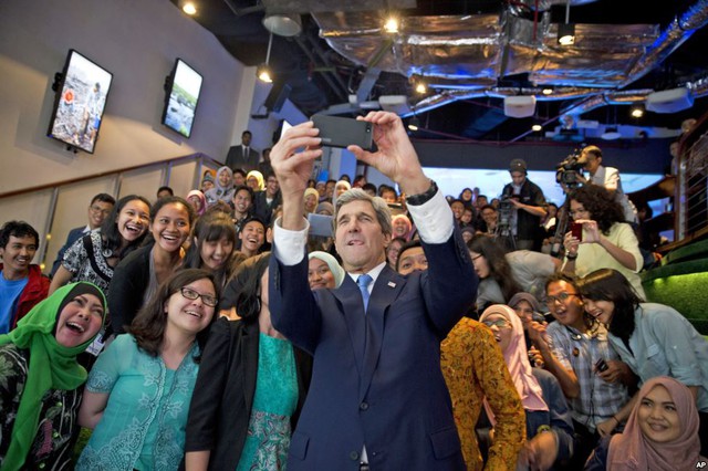 Ngoại trưởng Mỹ John Kerry chụp ảnh ‘tự sướng’ cùng với một nhóm sinh viên trước khi phát biểu về biến đổi khí hậu ở Jakarta, Indonesia.