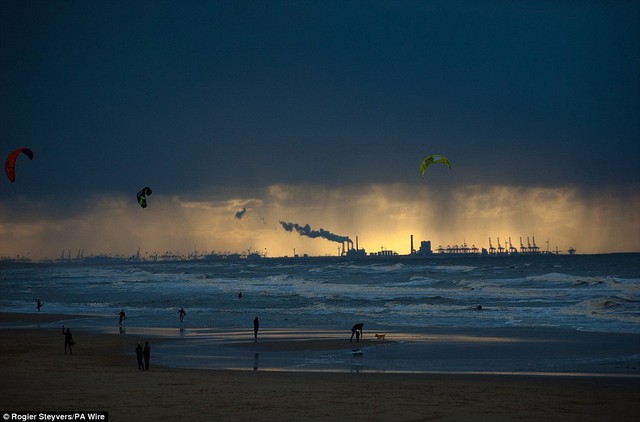 Showers taken in The Hague, Netherlands by finalist Rogier Steyvers, from The Hague, Netherlands