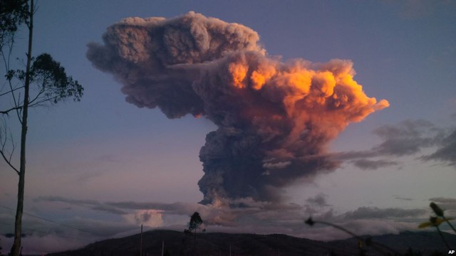 Núi lửa Tungurahua phun trào tro bụi nhìn từ Ambato, Ecuador.