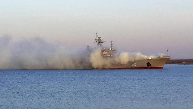 Thủy thủ đoàn phun khói bao phủ một phần tàu đổ bộ Konstantin Olshansky của Ukraine đang bị chặn ở Donuzlav, Crimea.
