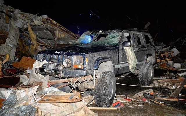 Một chiếc xe bị hư hại nặng sau khi lốc xoáy quét qua thị trấn Mayflower, Arkansas, Mỹ, khiến ít nhất 12 người thiệt mạng.