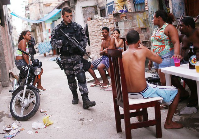 Một cảnh sát quân đội tuần tra khu ổ chuột Complexo da Mare ở Rio de Janeiro, Brazil.