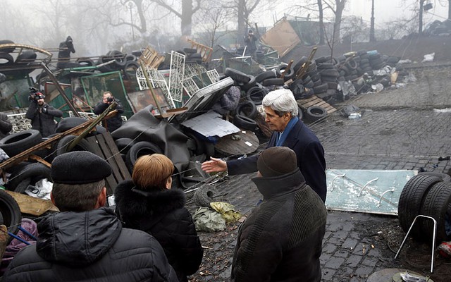 Ngoại trưởng Mỹ John Kerry thị sát hàng rào do người biểu tình dựng trên đường phố ở Kiev, Ukraine.