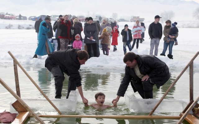 Một cậu bé tắm dưới hồ nước băng trong dịp lễ Epiphany ở Kyrgyzstan. Mọi người tin rằng tắm trong nước thánh vào lễ Epiphany sẽ giúp tăng cường sức khỏe và tinh thần.