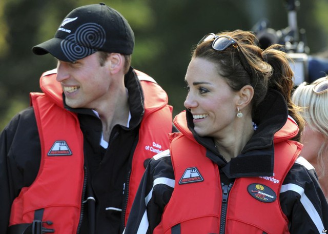 Vợ chồng Hoàng từ Anh William cười tươi sau khi trải nghiệm lái mô tô nước dọc sông Shotover ở Queenstown, New Zealand.