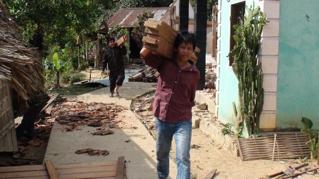 Sau khi dỡ nhà, người dân mang những vật liệu còn dùng được đi