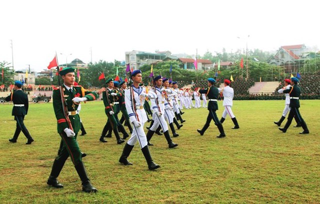 Đoàn nghi lễ quân đội thể hiện màn trình diễn múa súng nghệ thuật trong buổi sơ duyệt chương trình kỷ niệm Chiến thắng Điện Biên Phủ tại TP.Điện Biên