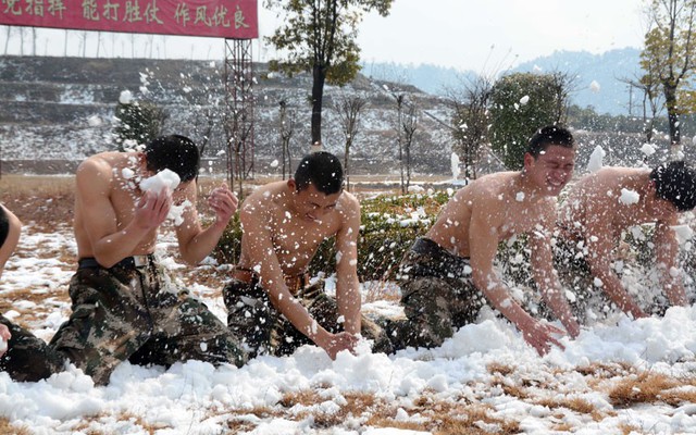 Lính đặc nhiệm Trung Quốc tham gia buổi huấn luyện thể chất trên mặt đất đầy tuyết ở tỉnh Giang Tây.