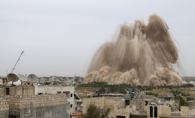Bụi bay mù mịt tại hiện trường vụ không kích của quân đội chính phủ nhằm vào điểm chốt Al-Sahaba do phiến quân chiếm giữ ở tỉnh Idlib, Syria.