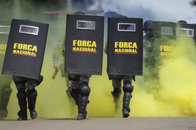 Các thành viên của lực lượng an ninh quốc gia tham gia khóa huấn luyện đảm bảo an ninh cho World Cup 2014 ở Brasilia, Brazil.
