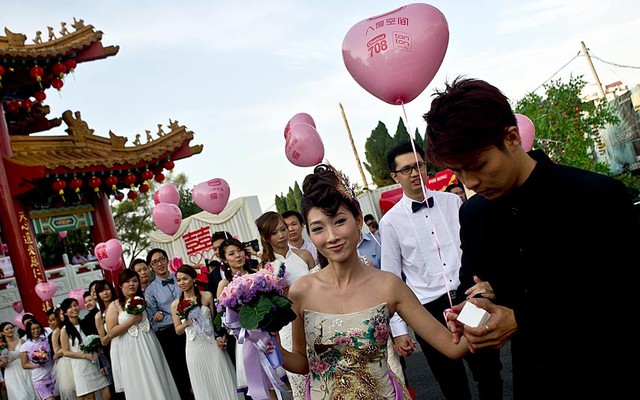 Các cặp tình nhân tham gia lễ cưới tập thể trong ngày Tình nhân ở Kuala Lumpur, Malaysia.
