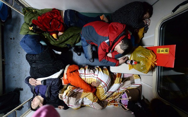 Mọi người ngủ trong một không gian trật trội trên một chuyến tàu sau dịp nghỉ Tết ở Trung Quốc.