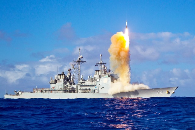 Các binh sĩ Hải quân Mỹ thử nghiệm thành công hệ thống phòng thủ tên lửa đạn đạo Aegis, đánh chặn một tên lửa phóng từ Hawaii.