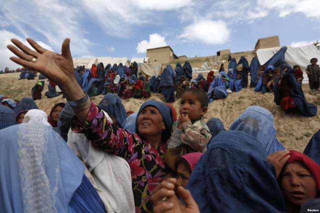 Những người dân mất nhà cửa chờ thực phẩm và hàng hóa cứu trợ gần hiện trường vụ lở đất ở Badakhshan, Afghanistan.