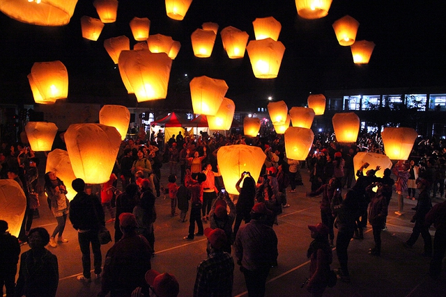 Mọi người thả đèn trời tại lễ hội đèn lồng Pingxi Sky ở phía bắc Đài Loan.