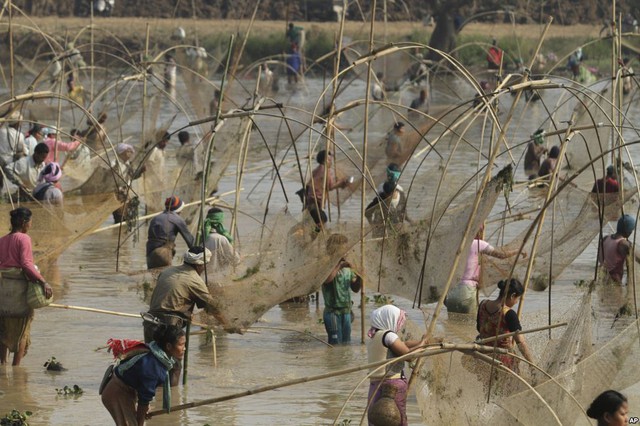 Mọi người tham gia bắt cá tập thể trên hồ Goroimari  trong khuôn khổ lễ hội Bhogali Bihu ở Gauhati, Ấn Độ.